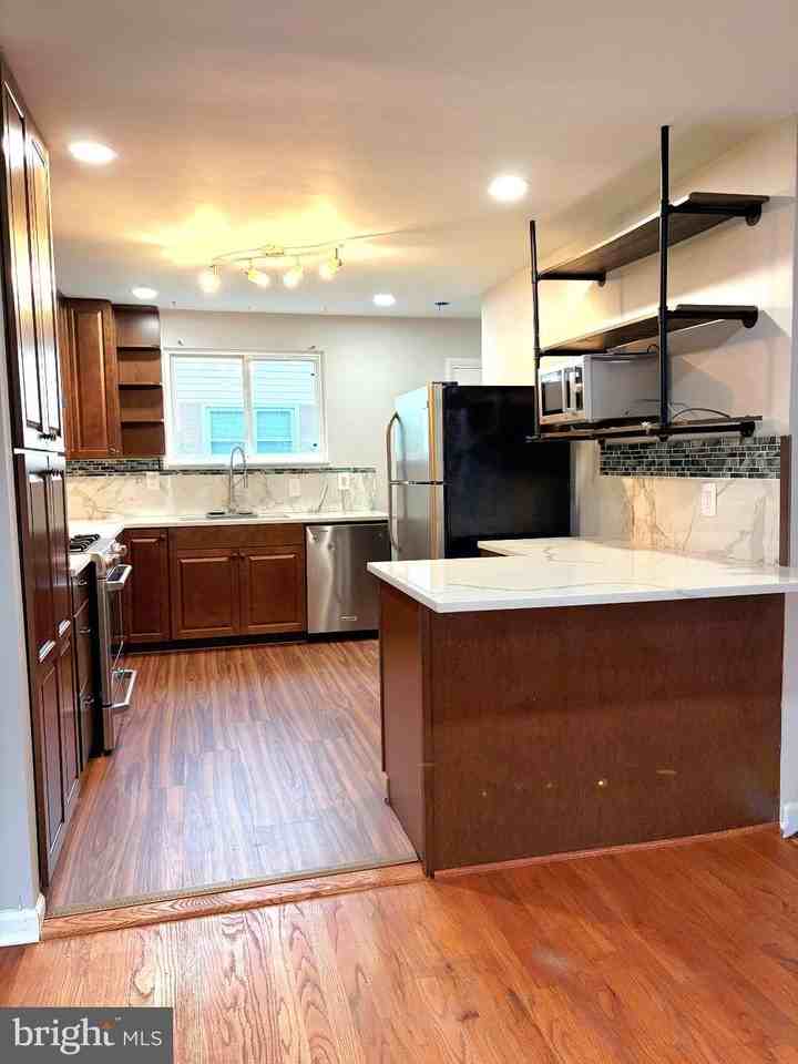 227 Bond Ave - Photo 3 of 21