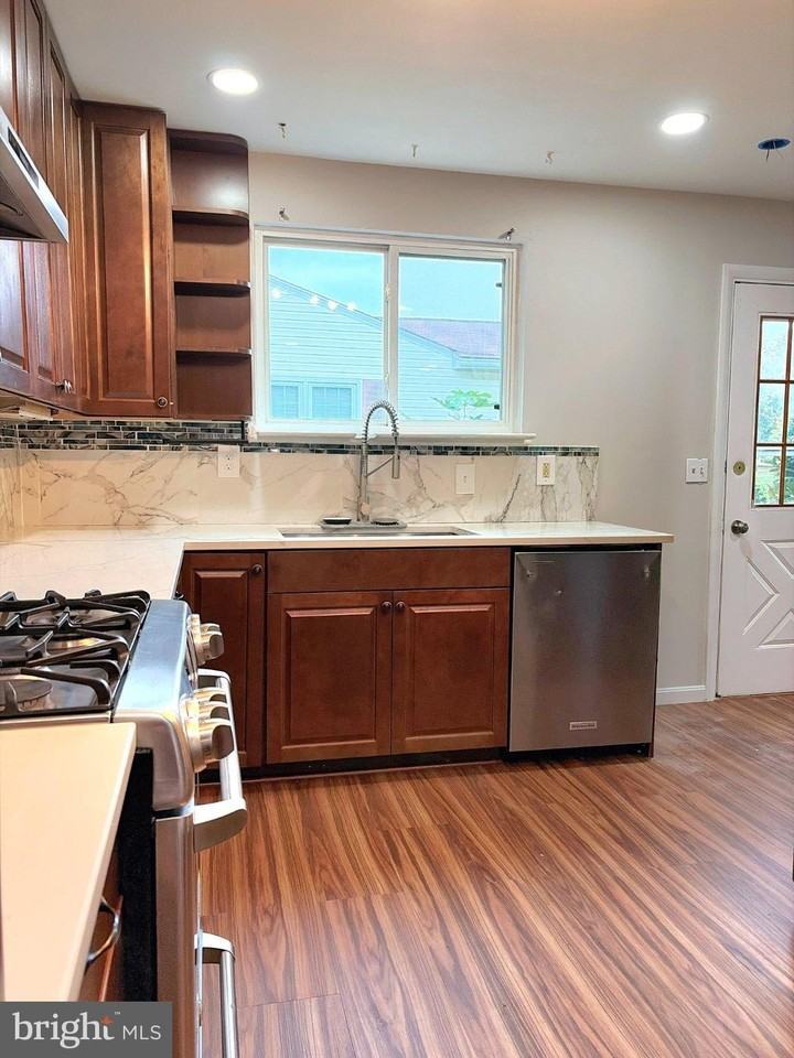 227 Bond Ave - Photo 4 of 21