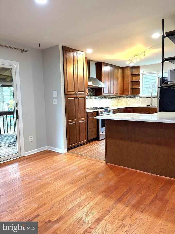 227 Bond Ave - Photo 5 of 21