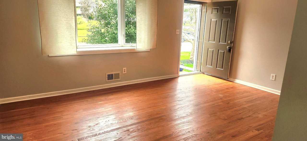 227 Bond Ave - Photo 7 of 21