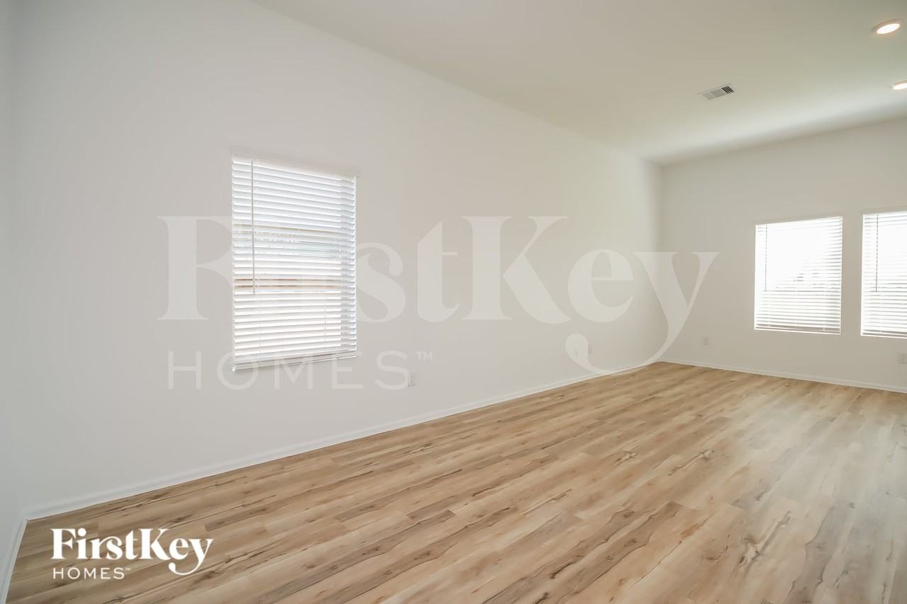 445 Maple Bend Ln - Photo 3 of 15