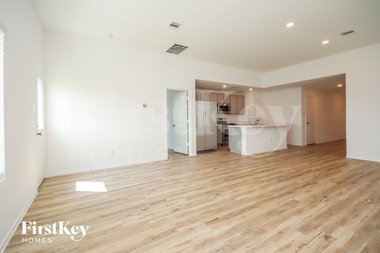 445 Maple Bend Ln - Photo 5 of 15