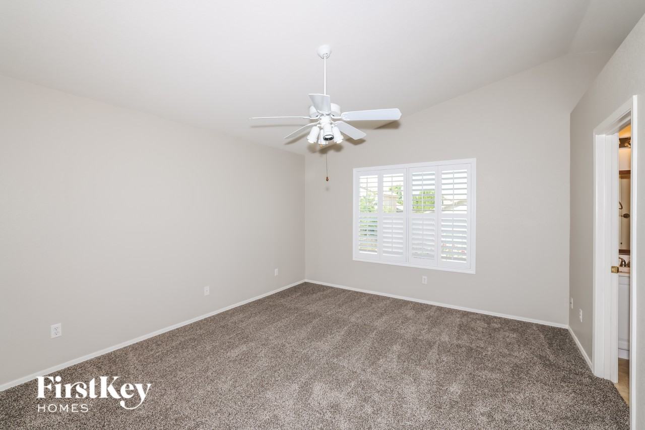 13046 W Cheery Lynn Rd - Photo 7 of 15