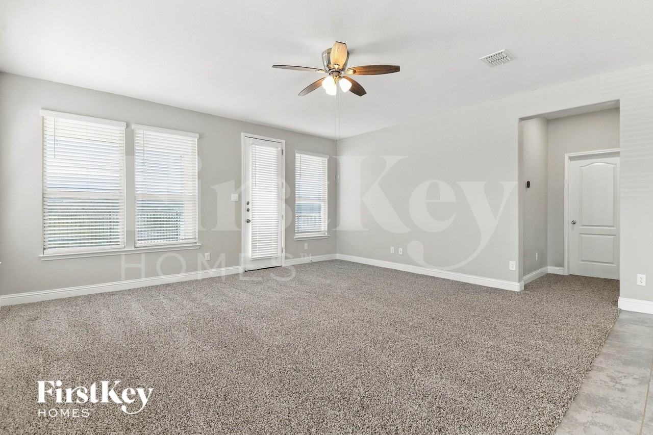 2501 Walker Ave - Photo 3 of 16