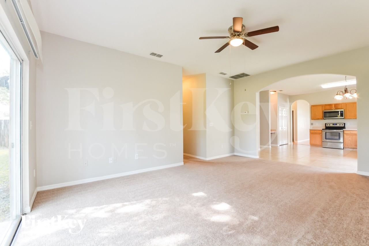 2530 Dwyer Ln - Photo 4 of 16