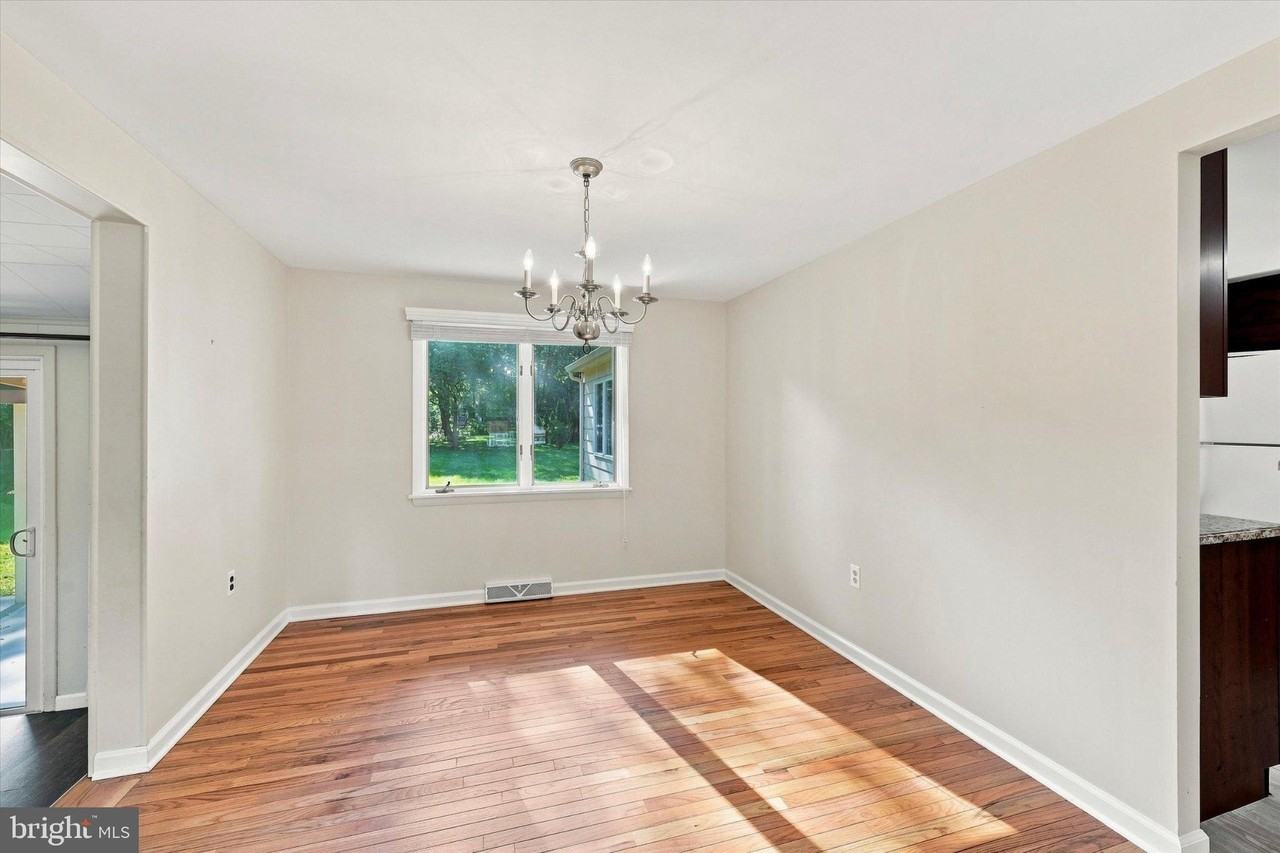320 Richardson Rd - Photo 5 of 25
