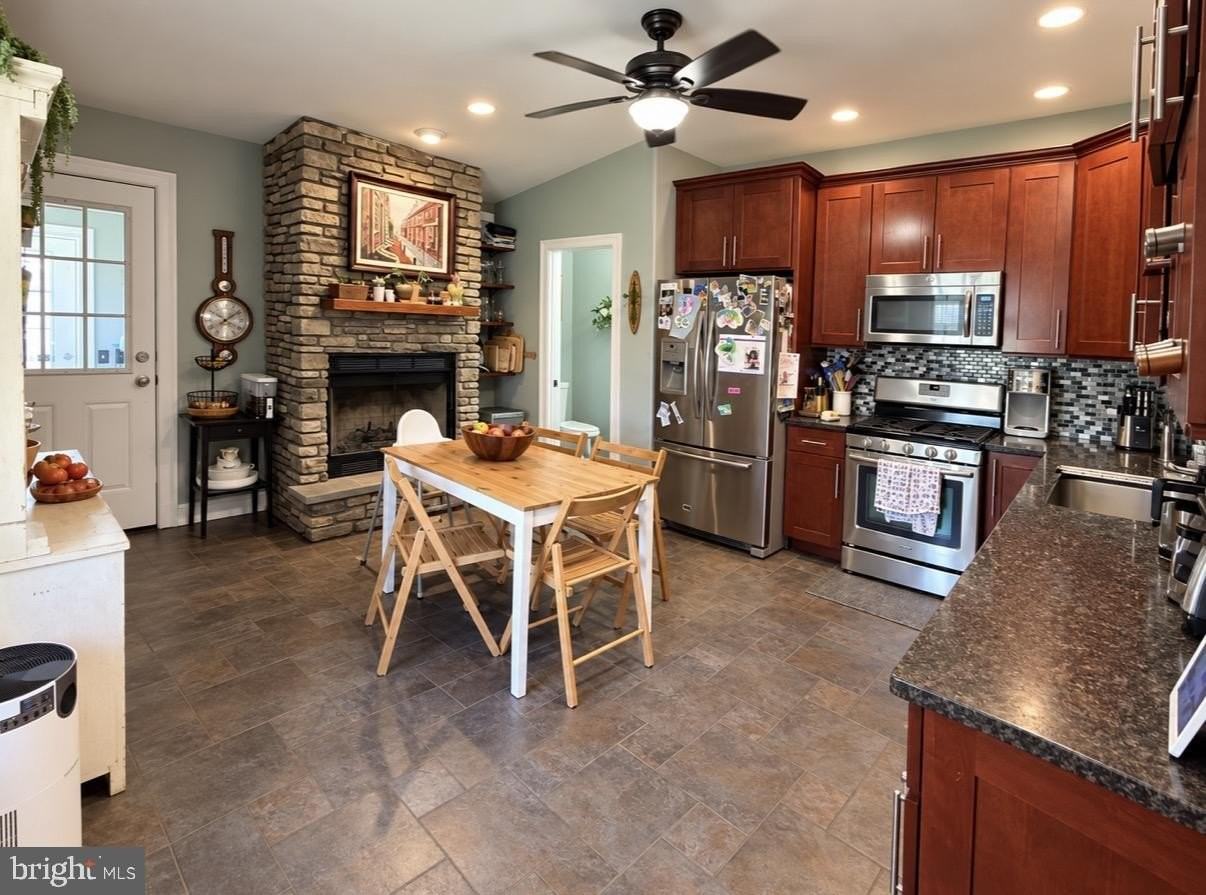 811 E Hector St - Photo 6 of 31