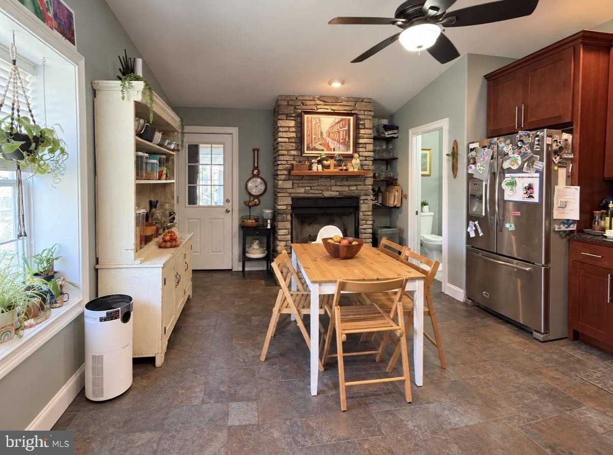 811 E Hector St - Photo 7 of 31