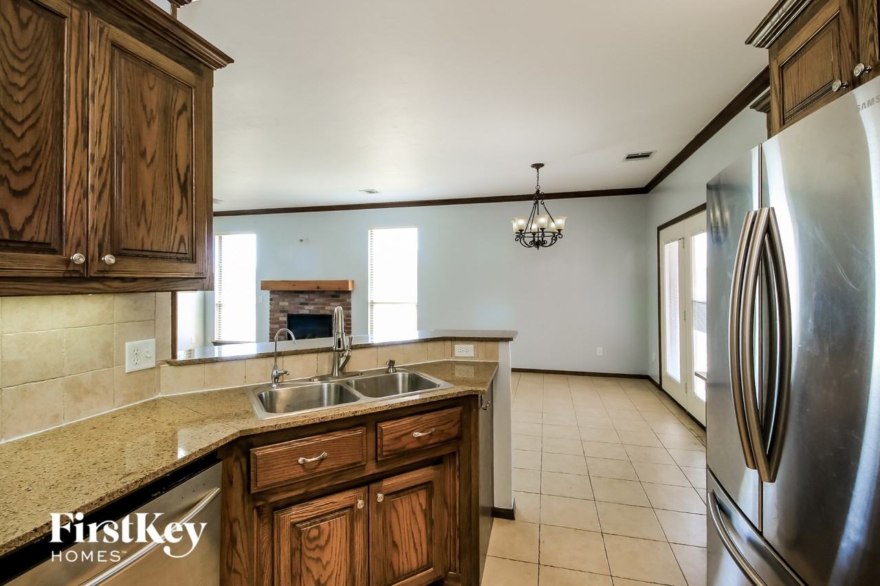 813 Sw 38th St - Photo 5 of 15