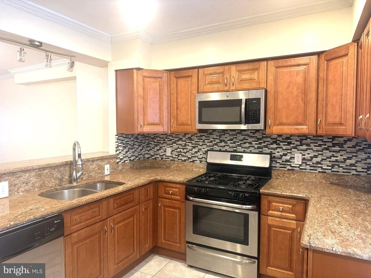 3702 Midvale Ave - Photo 4 of 17