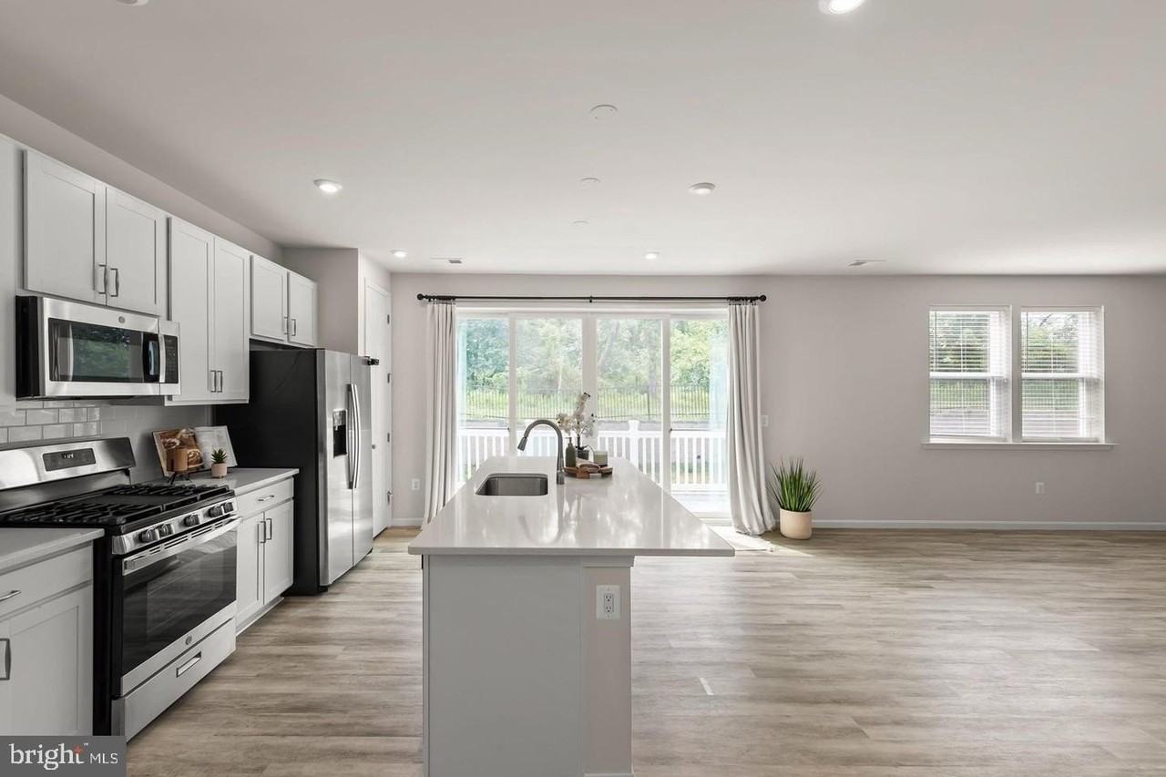 139 Poe Dr - Photo 3 of 50
