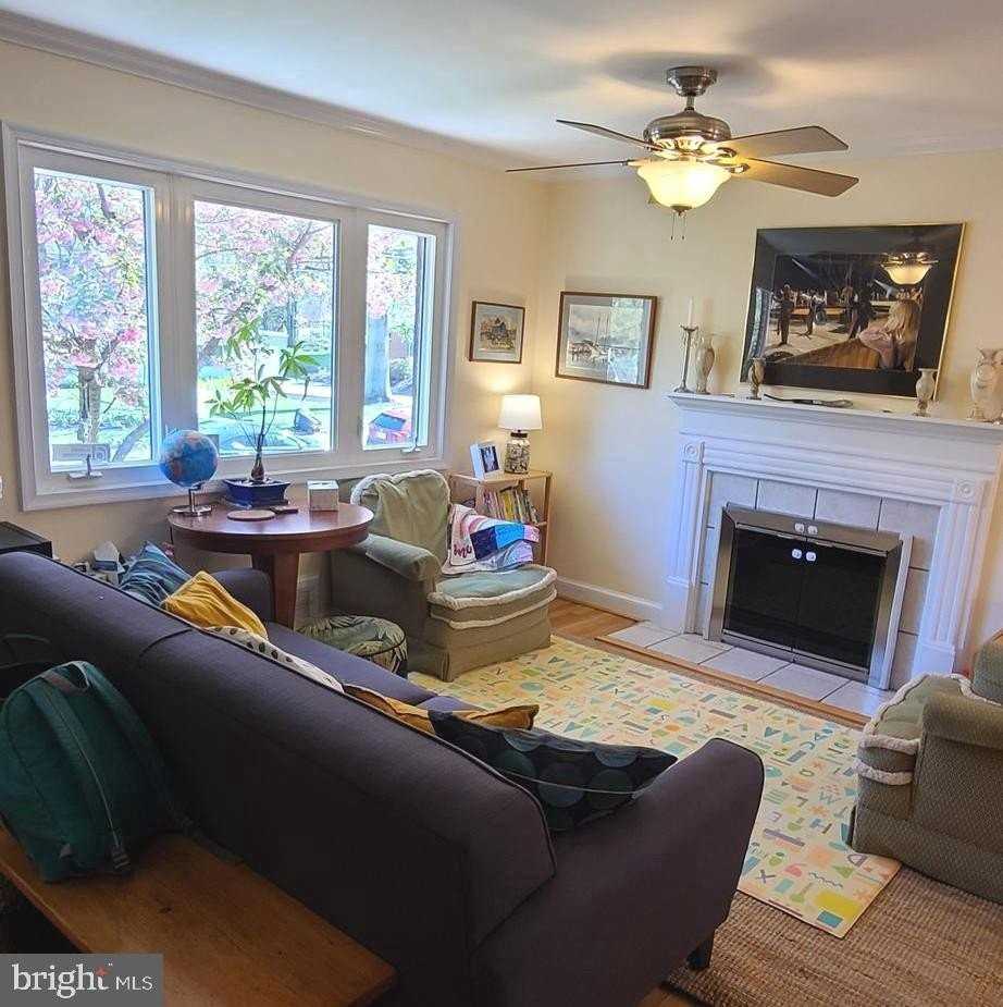 7126 Sanford Ct - Photo 4 of 21