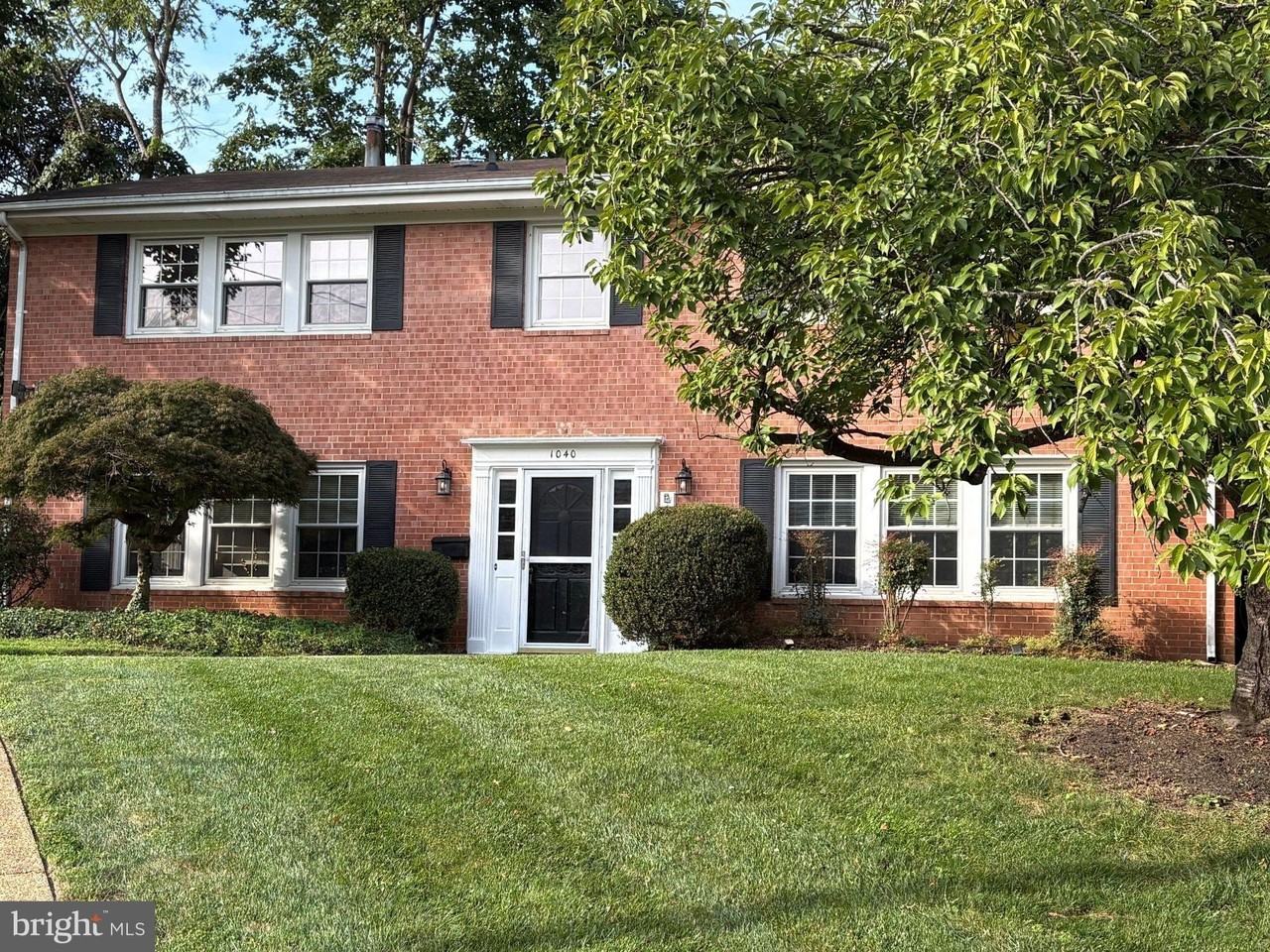 1040 Warbler Pl - Photo 2 of 29