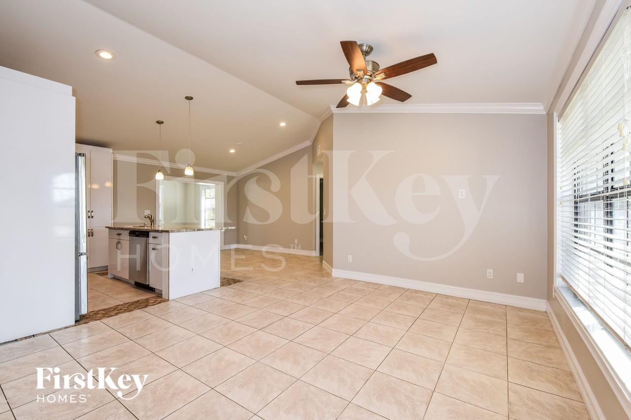 35 Nw 13th Ave - Photo 3 of 15
