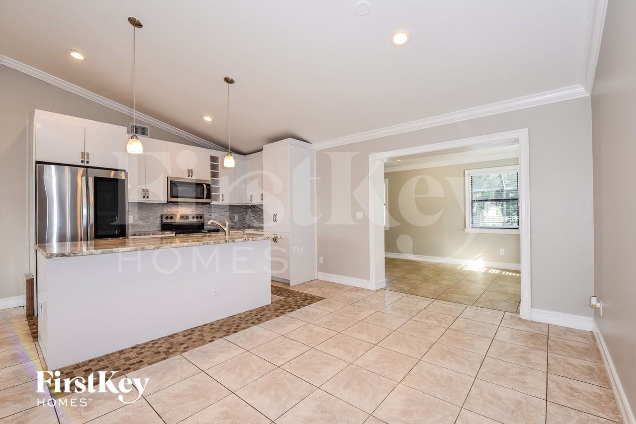 35 Nw 13th Ave - Photo 4 of 15