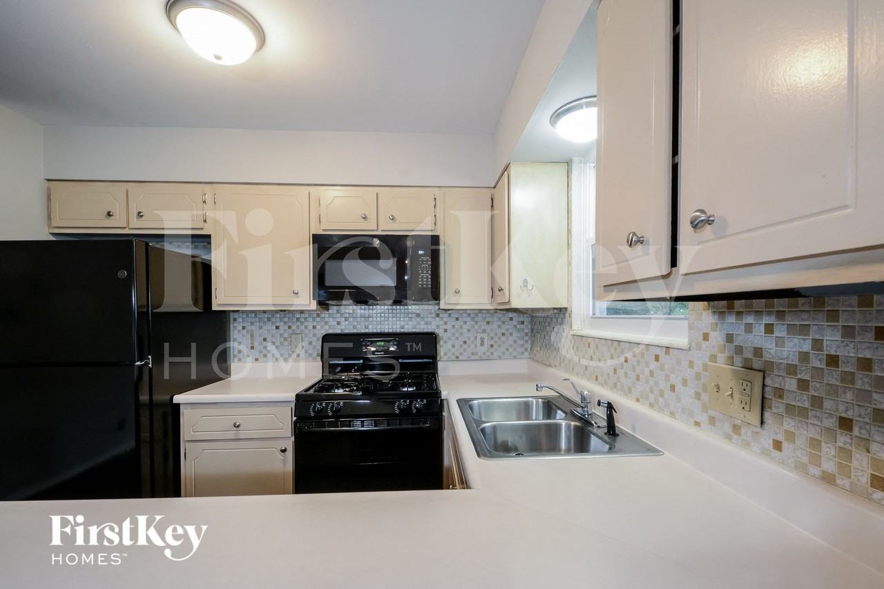 801 Boleyn Pl - Photo 6 of 15