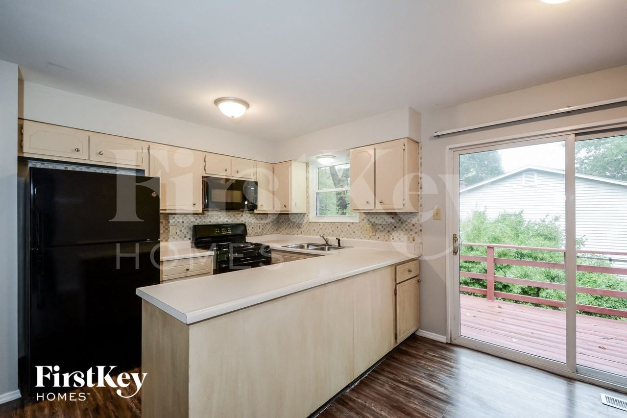 801 Boleyn Pl - Photo 7 of 15