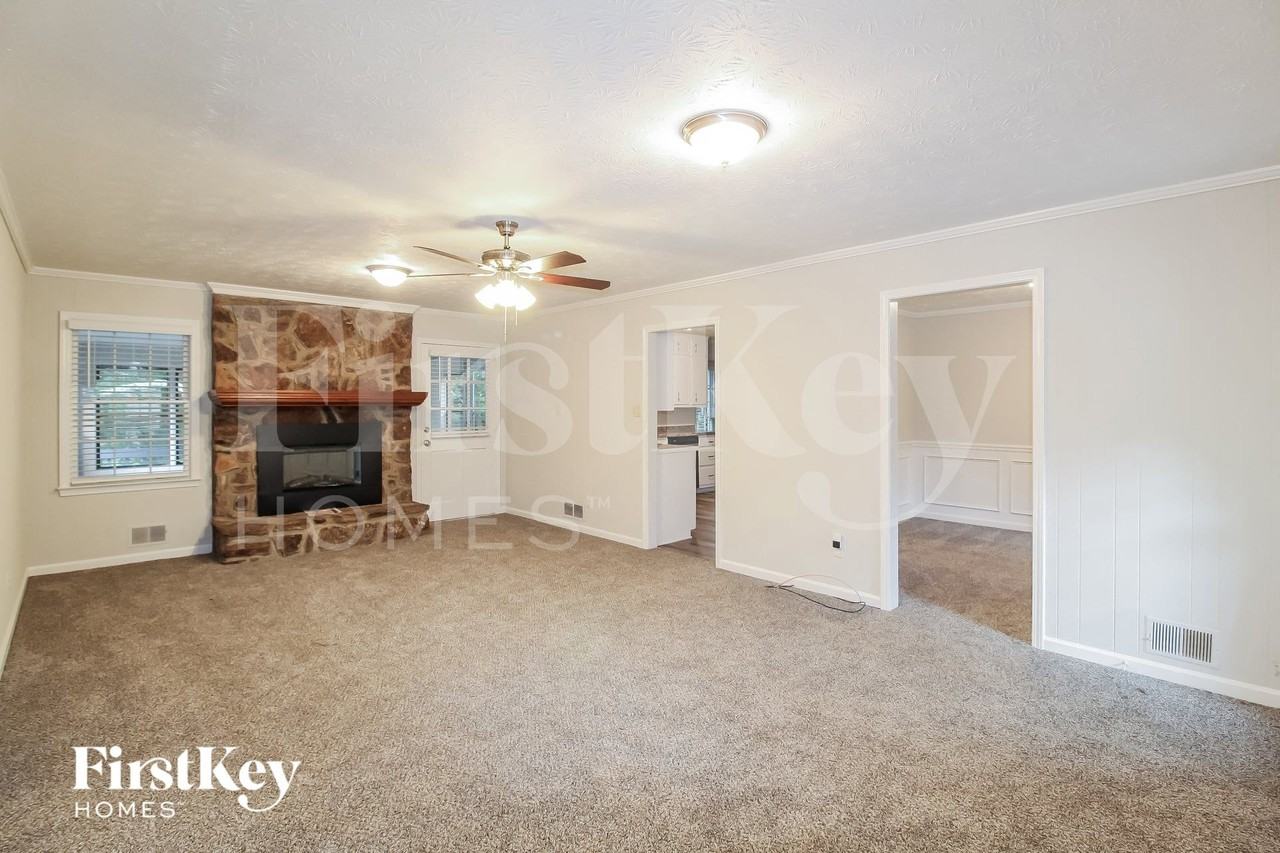 1673 Moss Dr - Photo 3 of 15