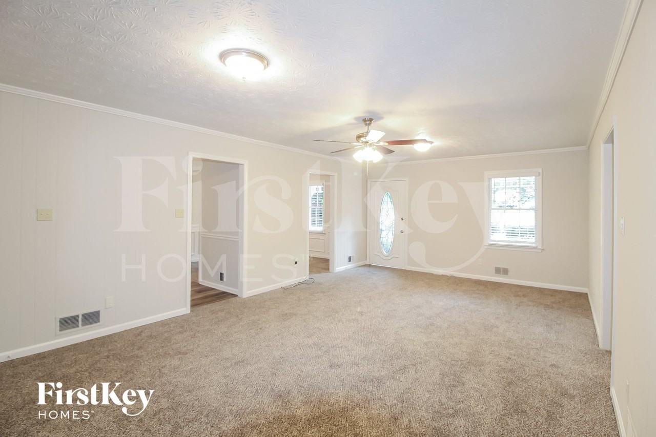 1673 Moss Dr - Photo 4 of 15