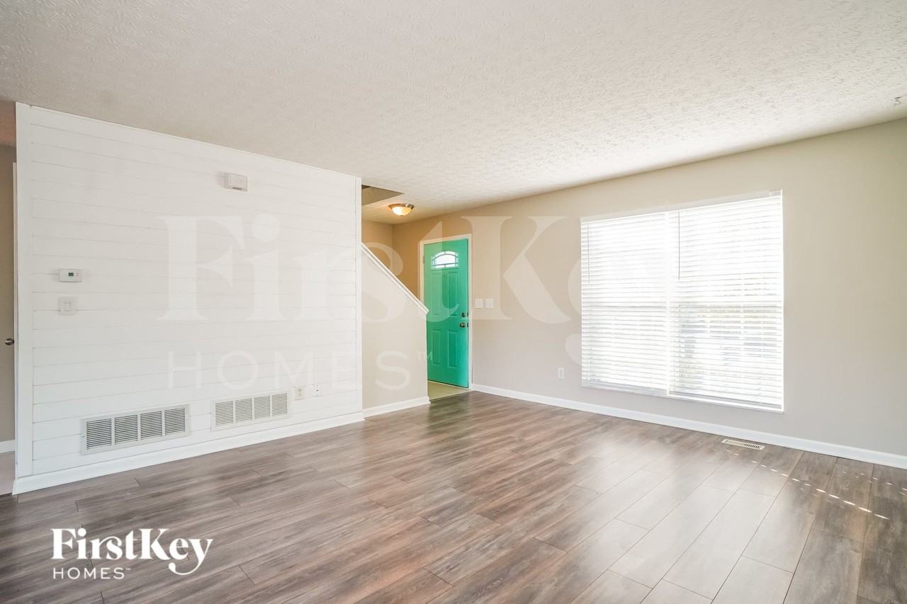 692 Windy Hill Ln - Photo 3 of 16