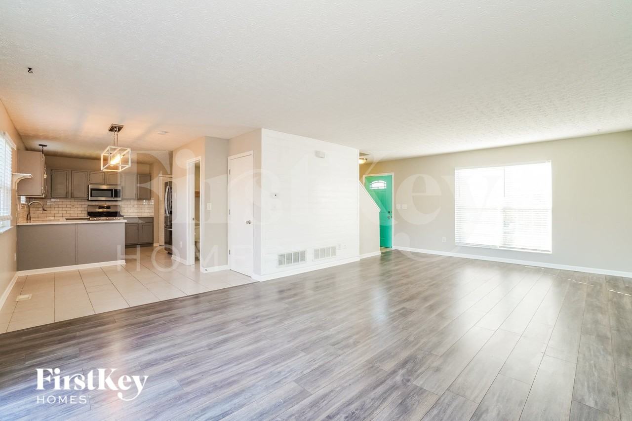 692 Windy Hill Ln - Photo 4 of 16