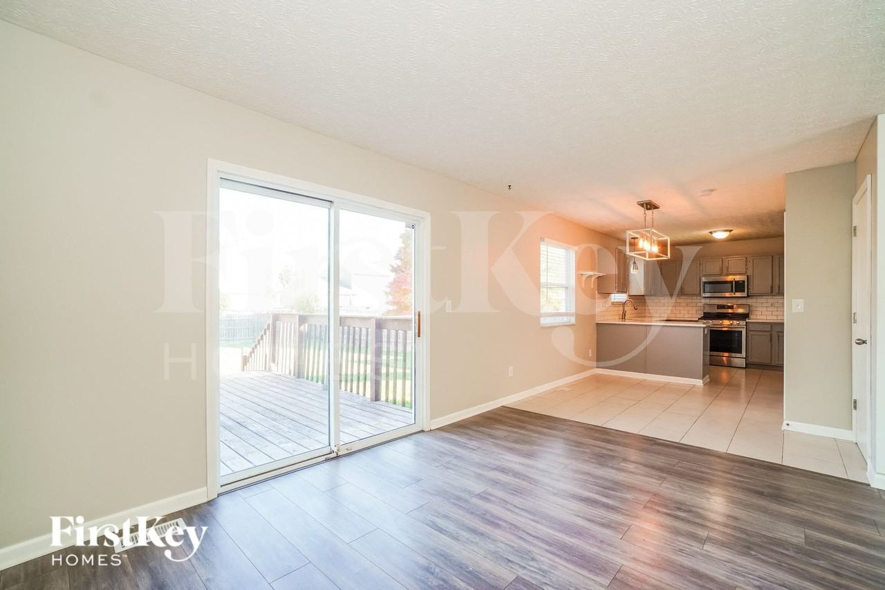 692 Windy Hill Ln - Photo 5 of 16