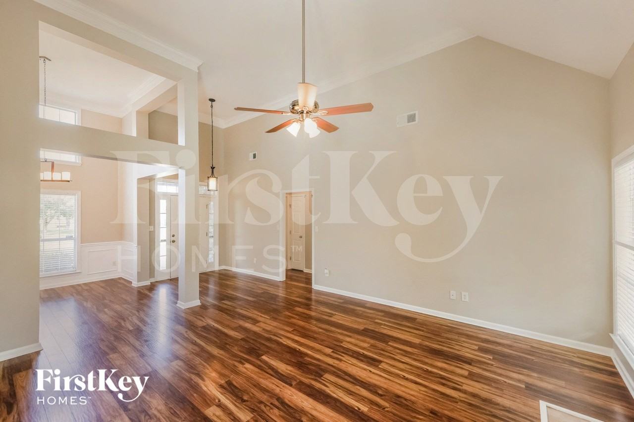 1028 Stonecreek Dr - Photo 3 of 15