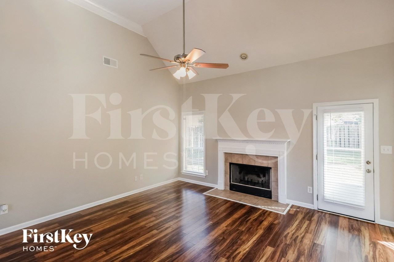 1028 Stonecreek Dr - Photo 4 of 15