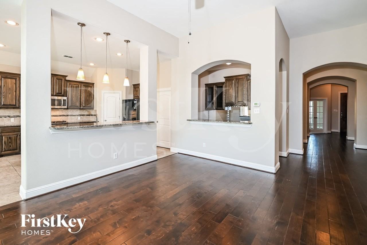 2921 Regents Park Ln - Photo 2 of 15