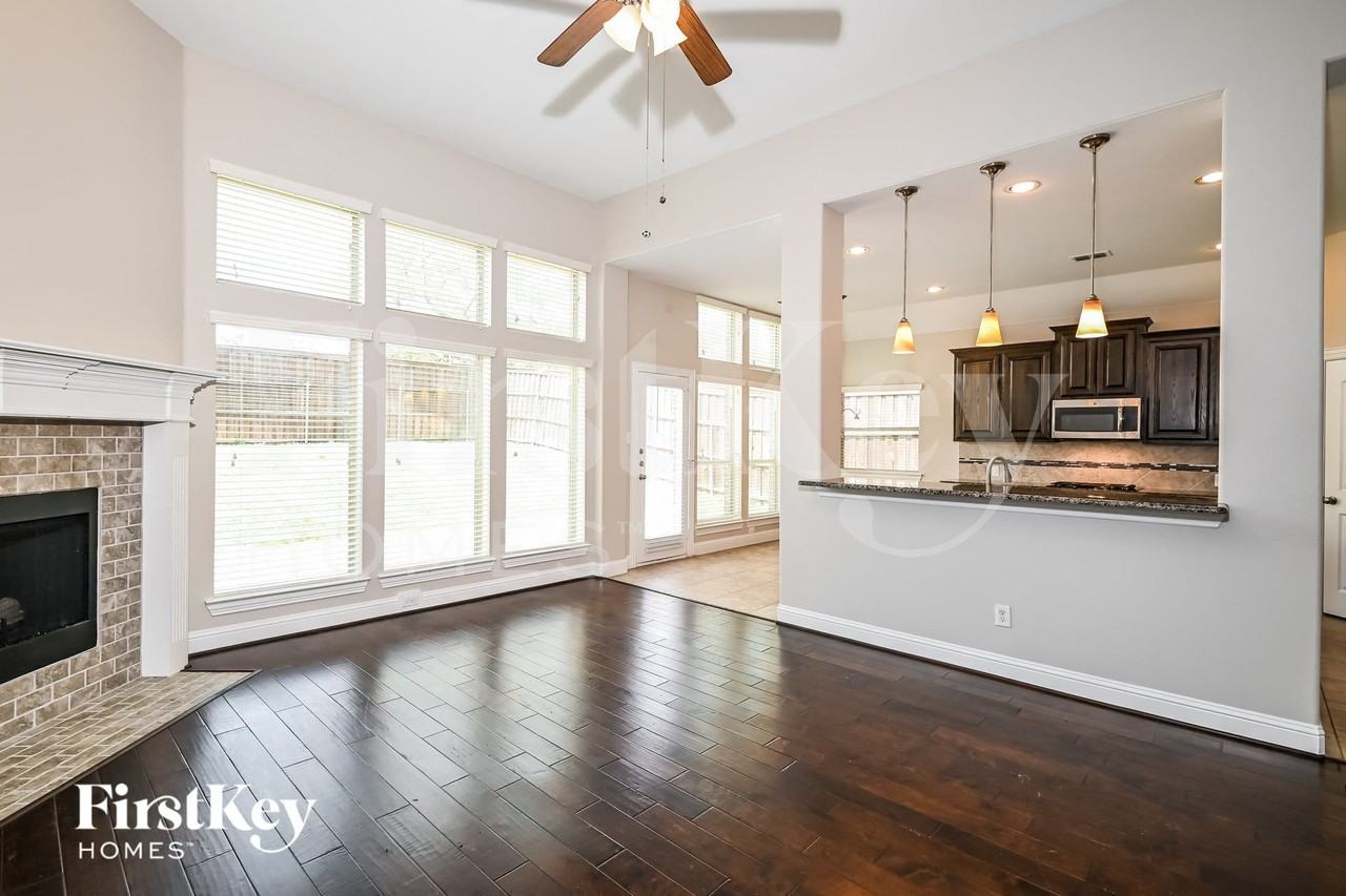 2921 Regents Park Ln - Photo 3 of 15