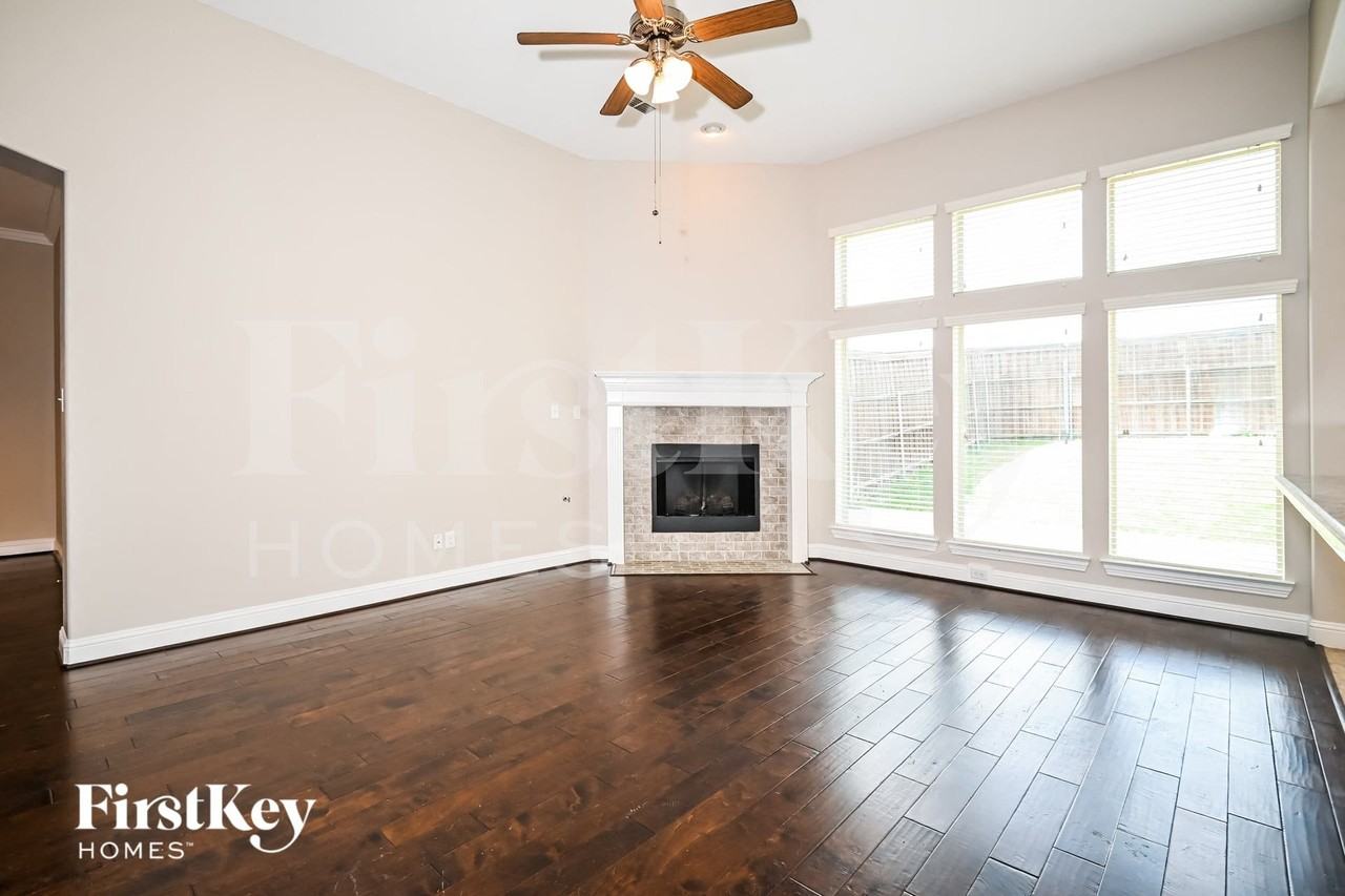 2921 Regents Park Ln - Photo 4 of 15