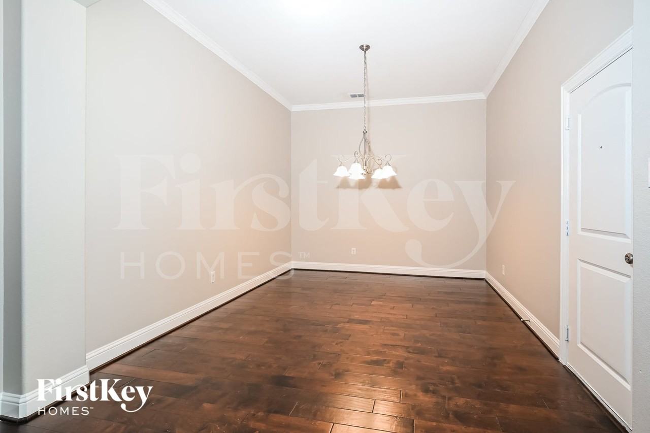 2921 Regents Park Ln - Photo 5 of 15