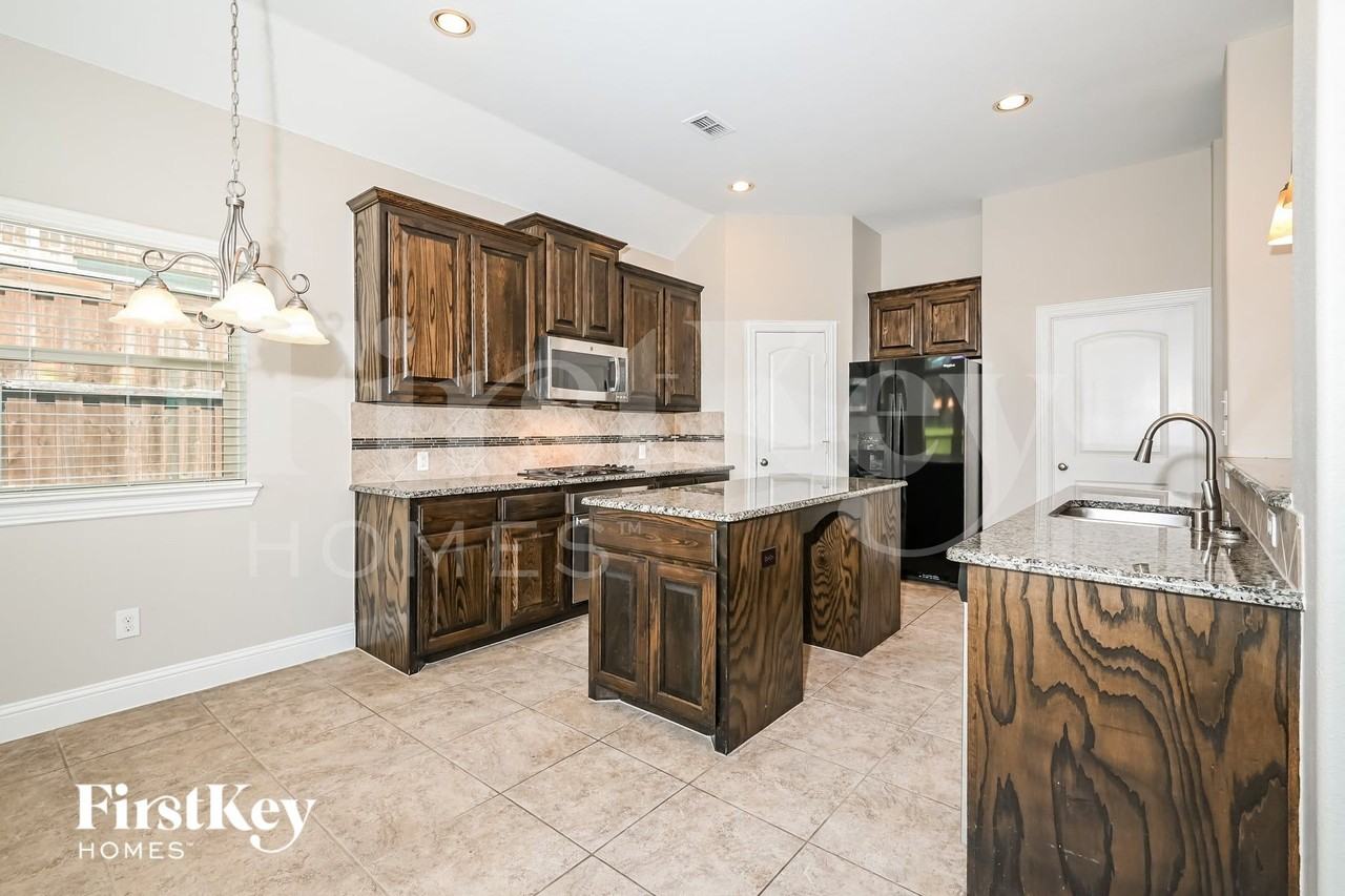 2921 Regents Park Ln - Photo 6 of 15