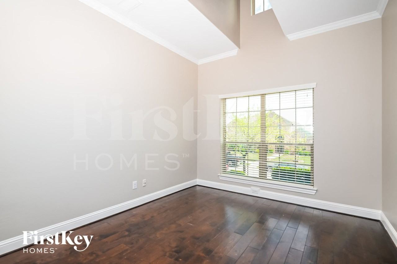 2921 Regents Park Ln - Photo 7 of 15