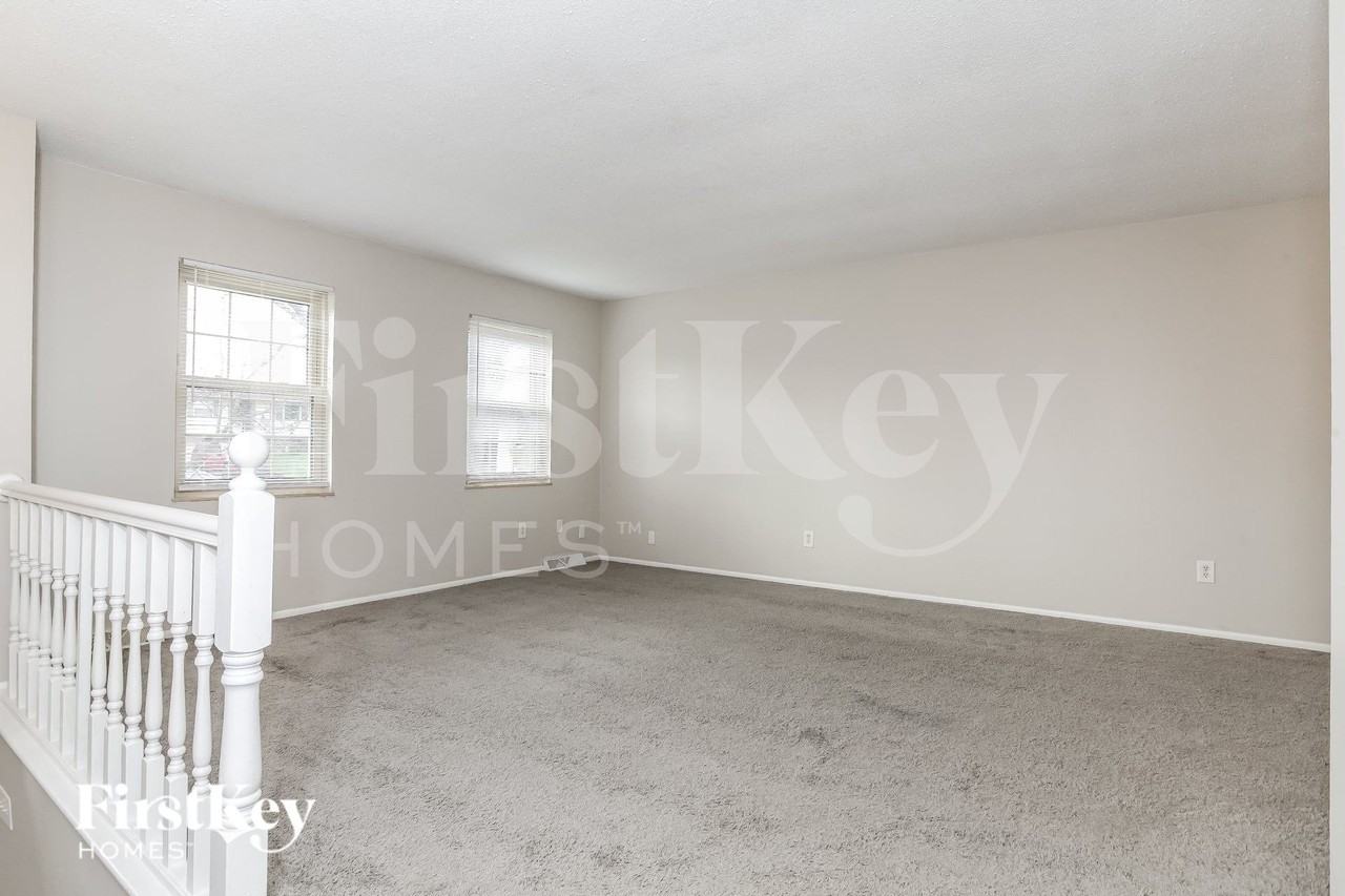 811 Baker Ct - Photo 3 of 15