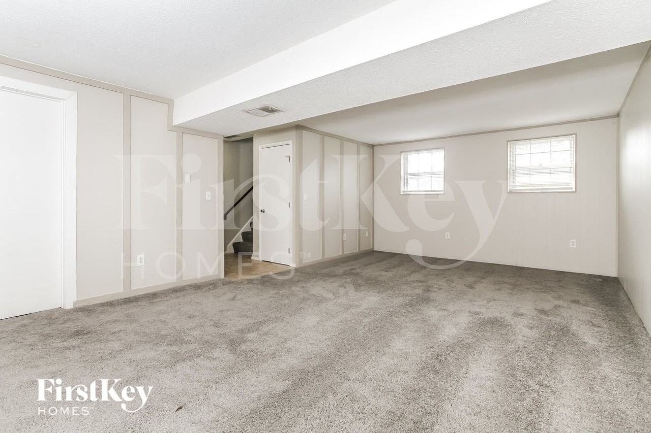 811 Baker Ct - Photo 4 of 15