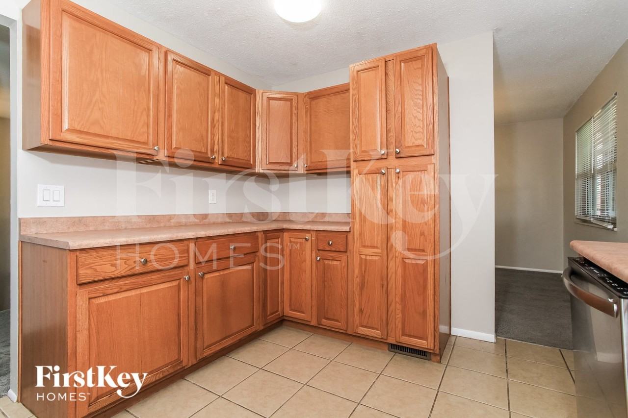 811 Baker Ct - Photo 7 of 15