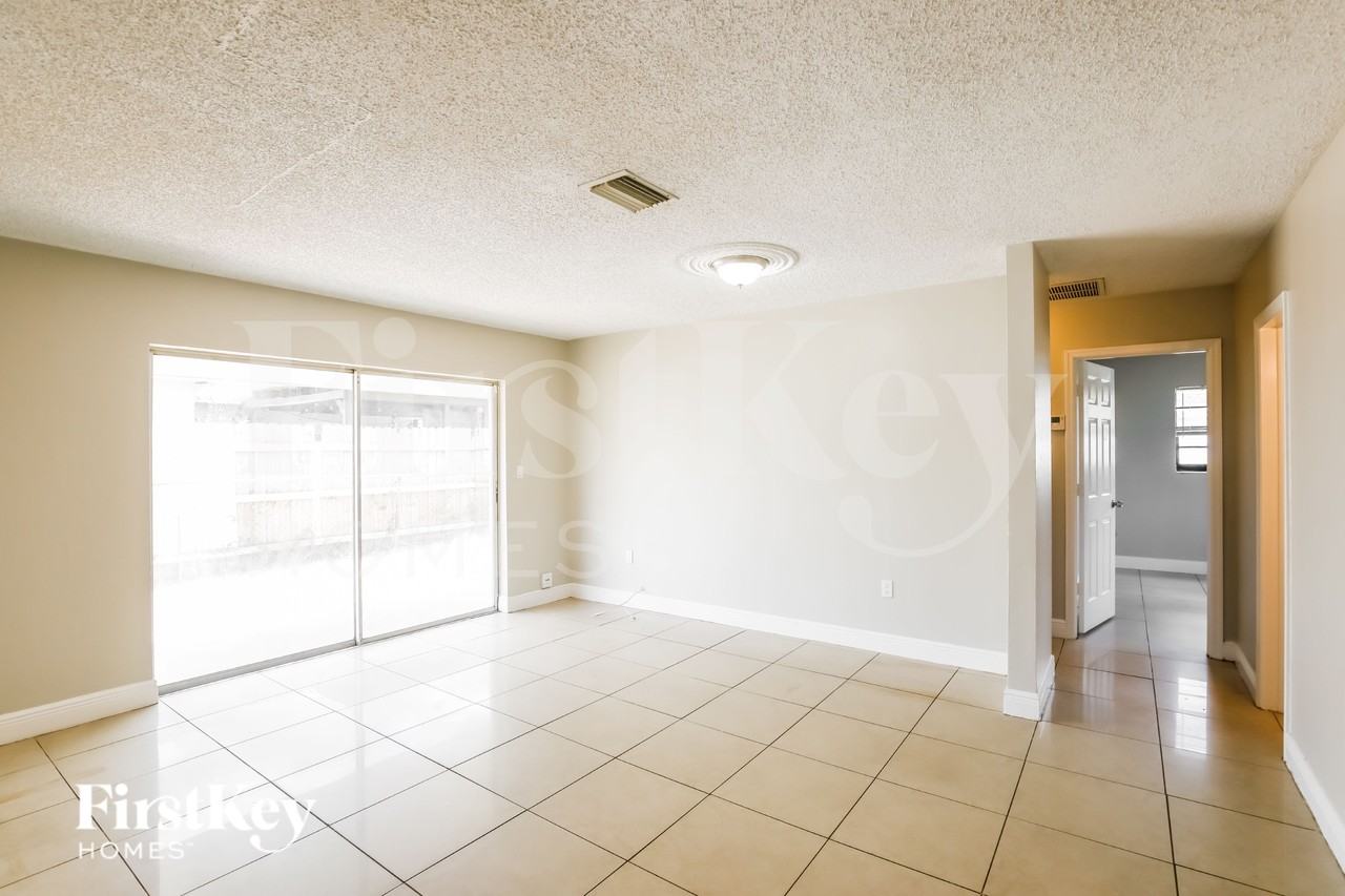 960 Nway - Photo 2 of 17