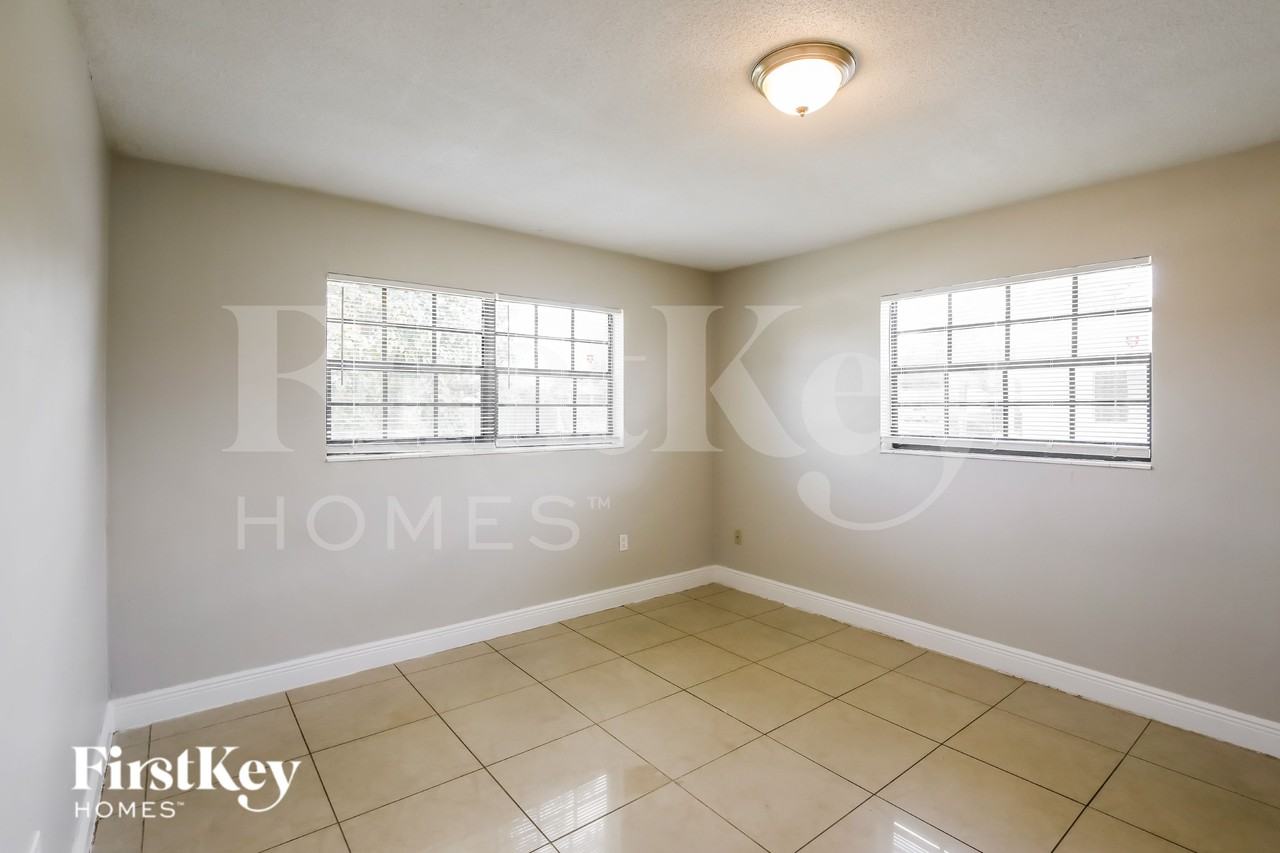 960 Nway - Photo 7 of 17