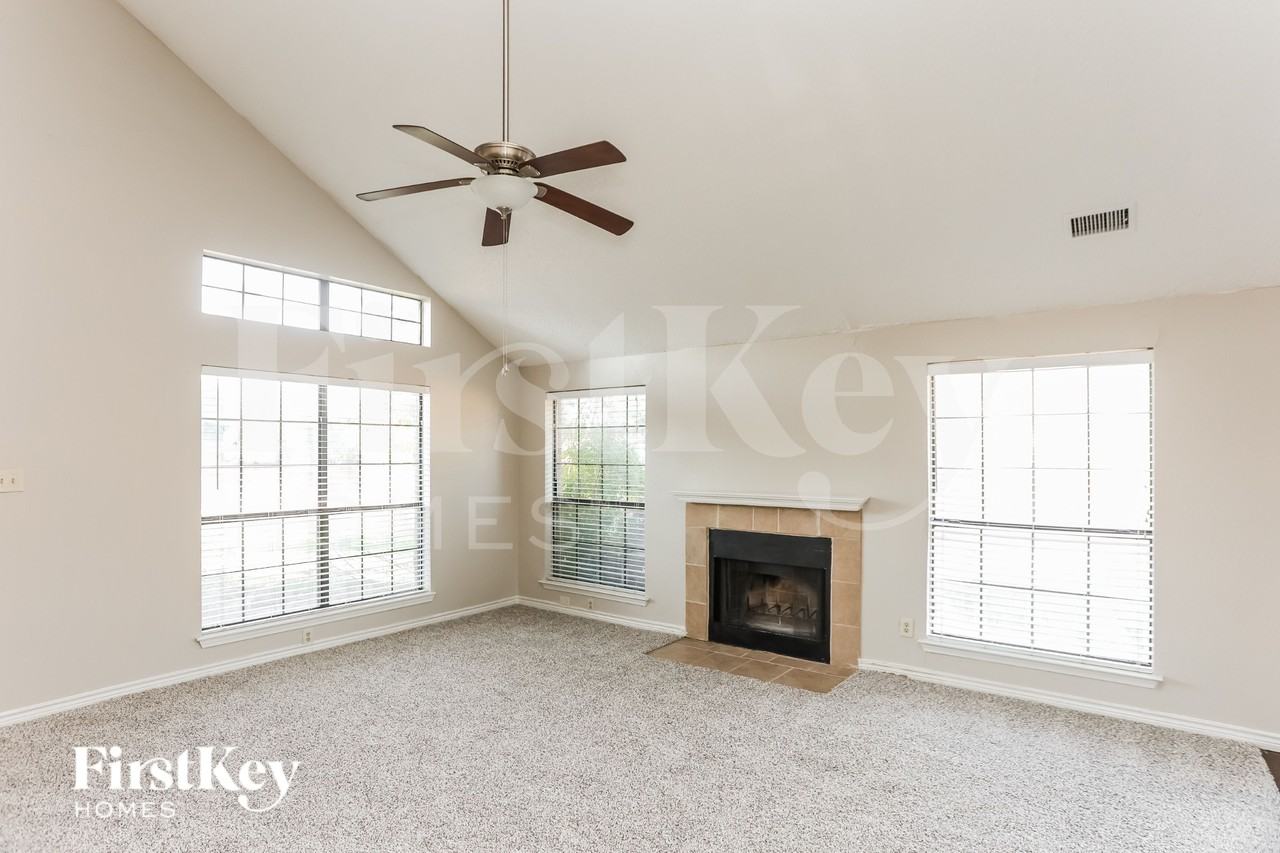 7702 Clairmont Ave - Photo 2 of 17
