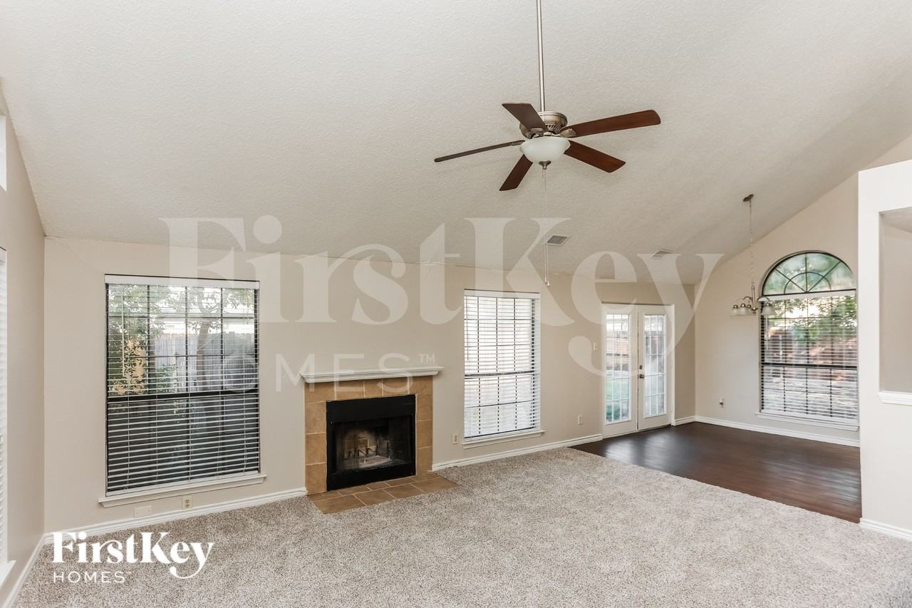 7702 Clairmont Ave - Photo 3 of 17