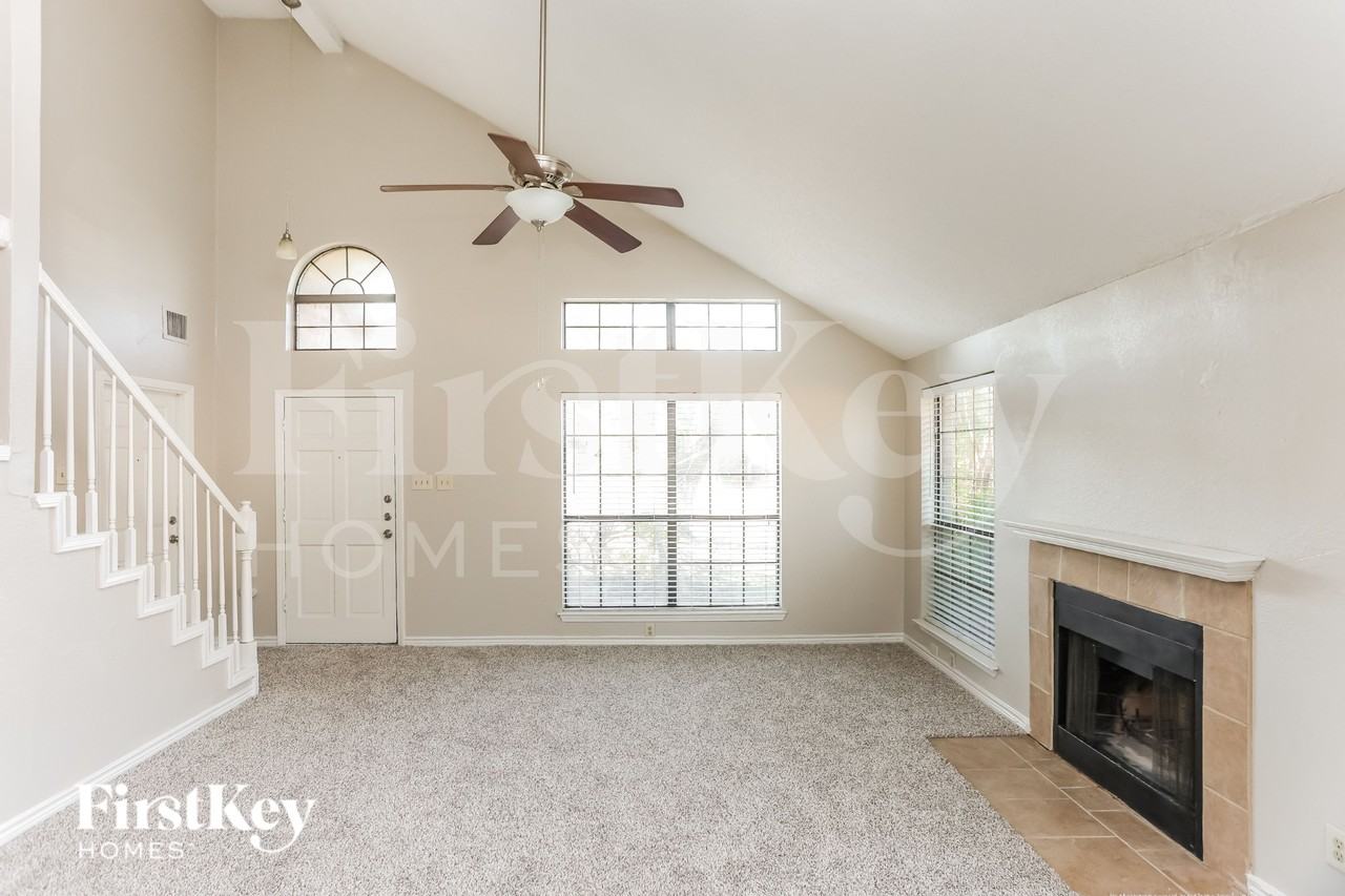 7702 Clairmont Ave - Photo 4 of 17