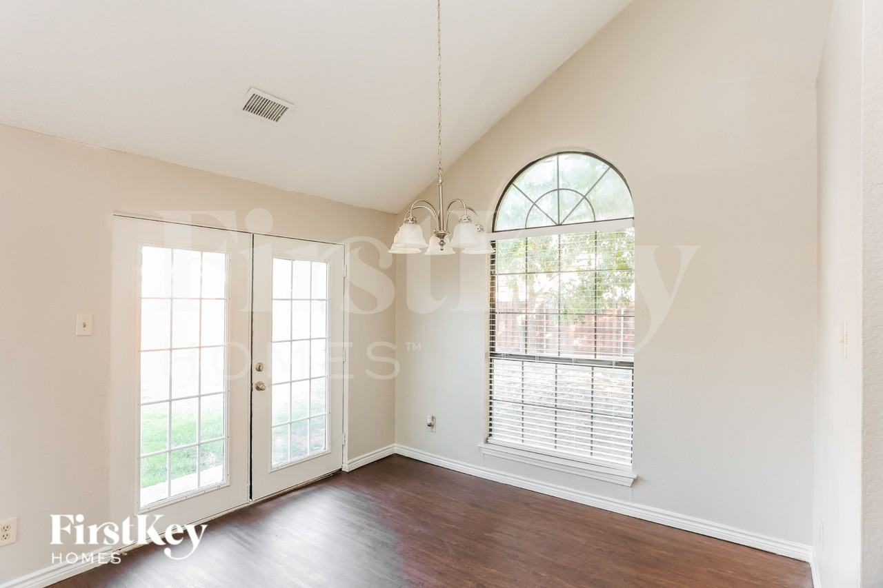 7702 Clairmont Ave - Photo 5 of 17