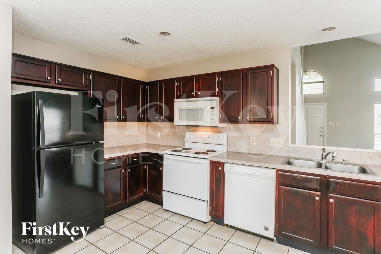 7702 Clairmont Ave - Photo 7 of 17
