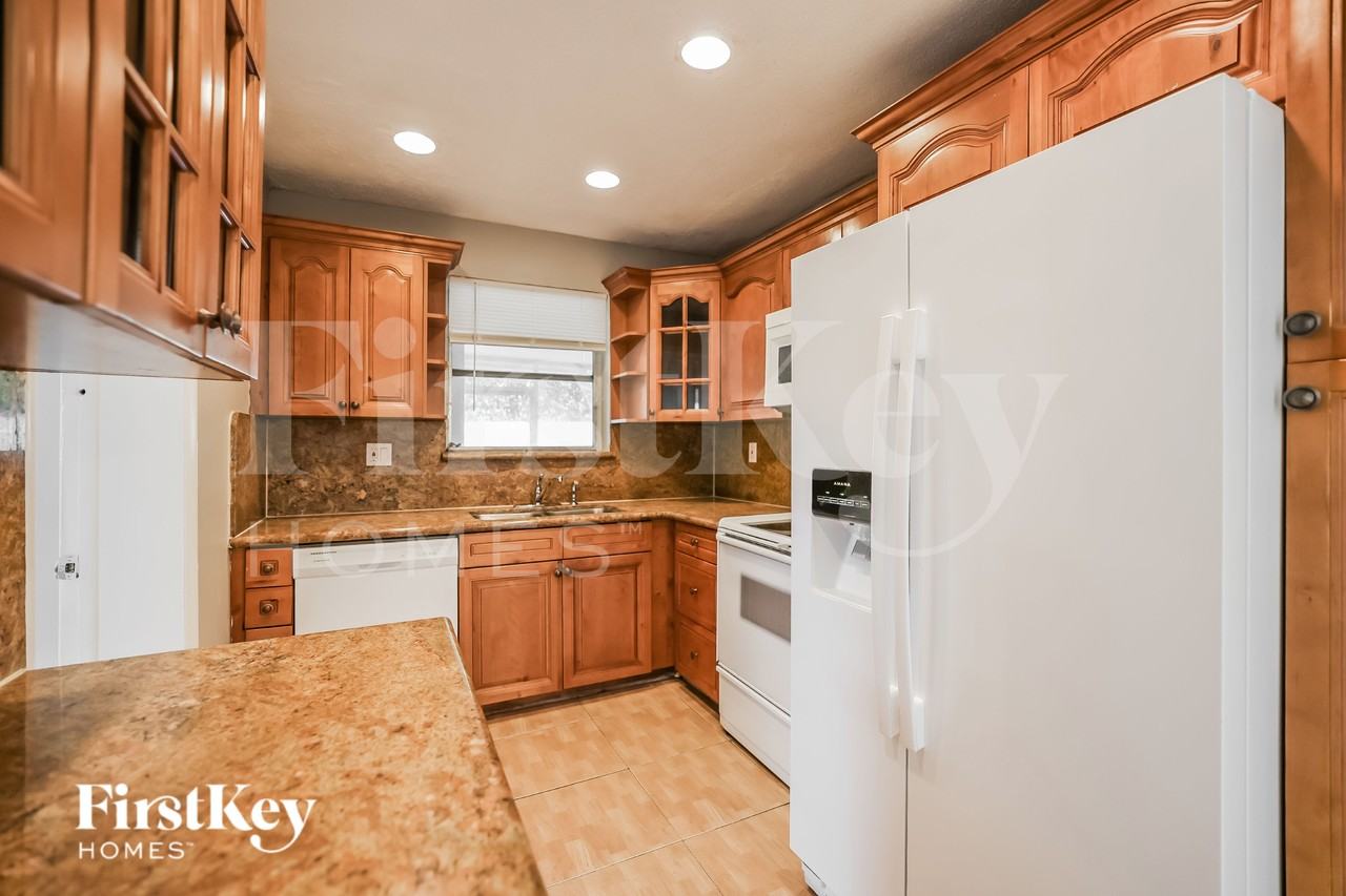 7130 Tyler St - Photo 7 of 17