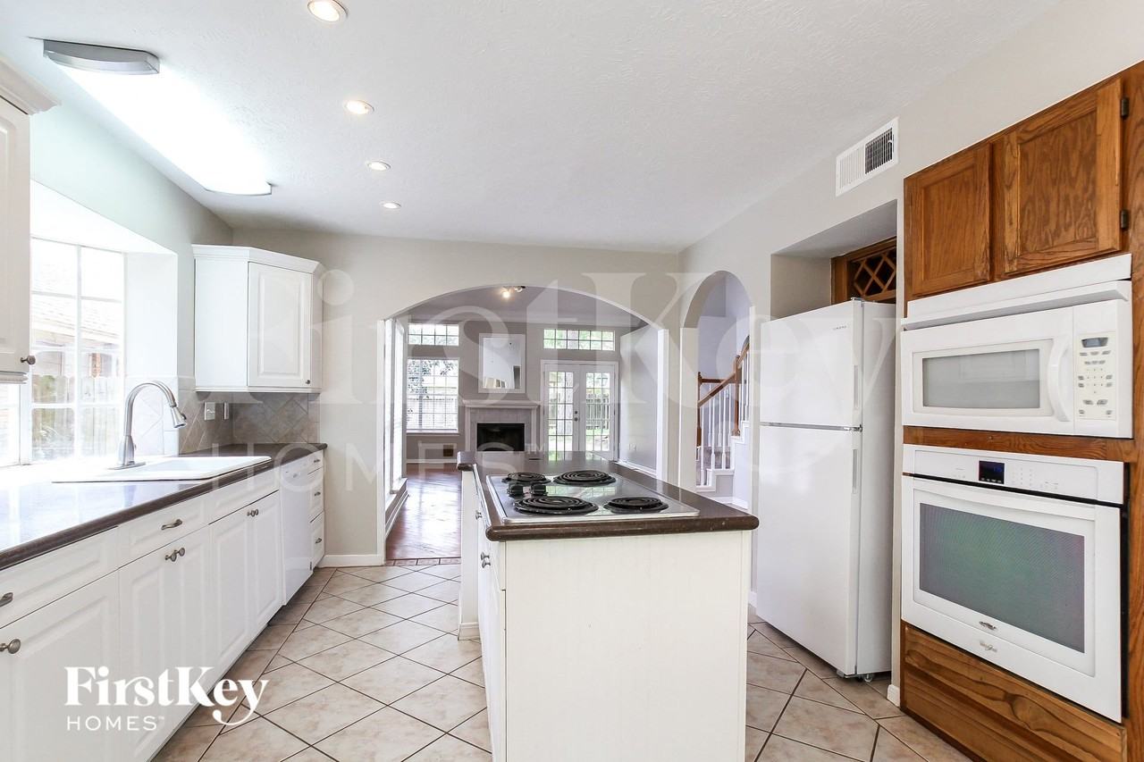 5003 Maple Brook Ln - Photo 6 of 15