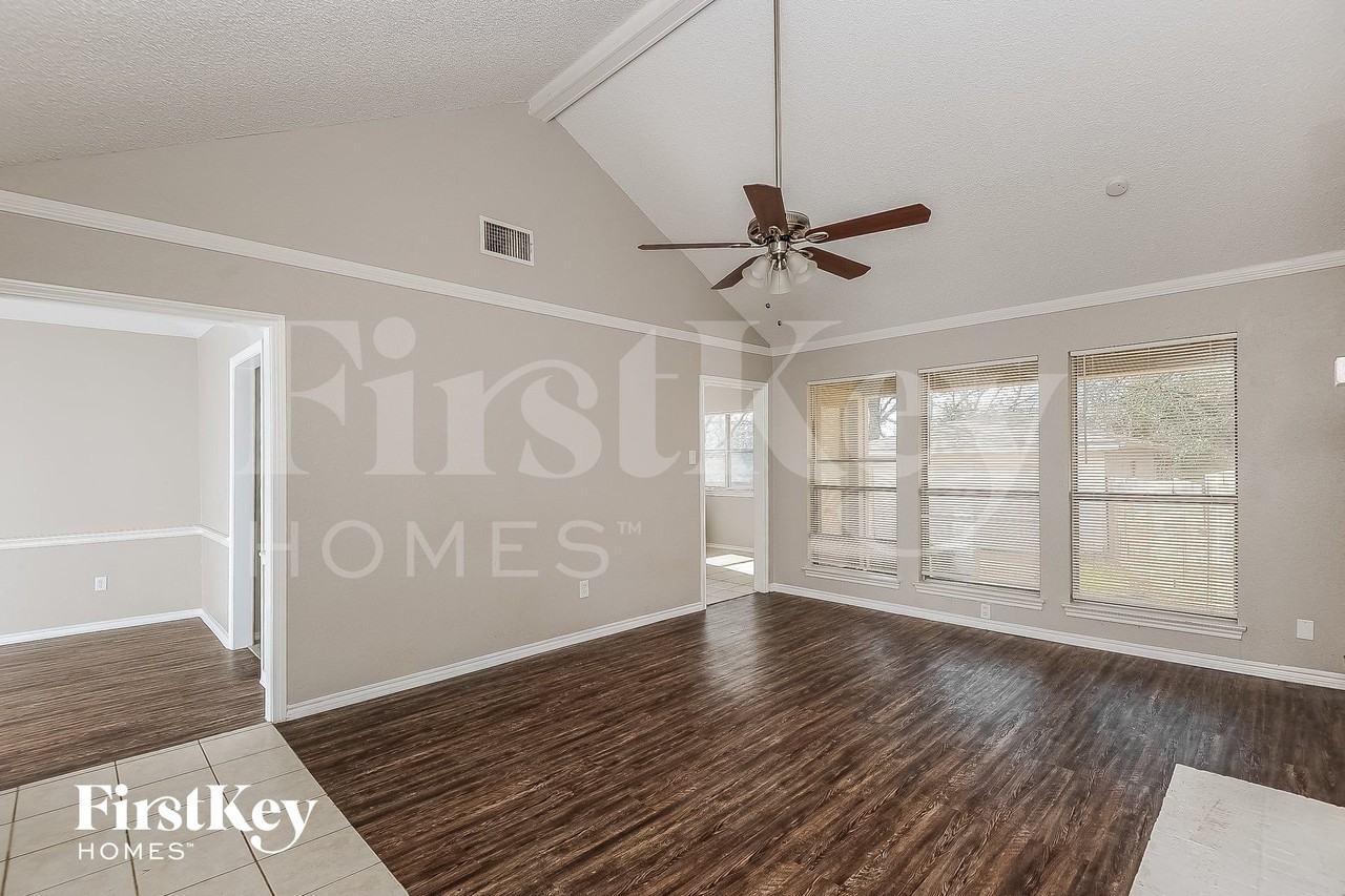 4108 April Dr - Photo 2 of 15