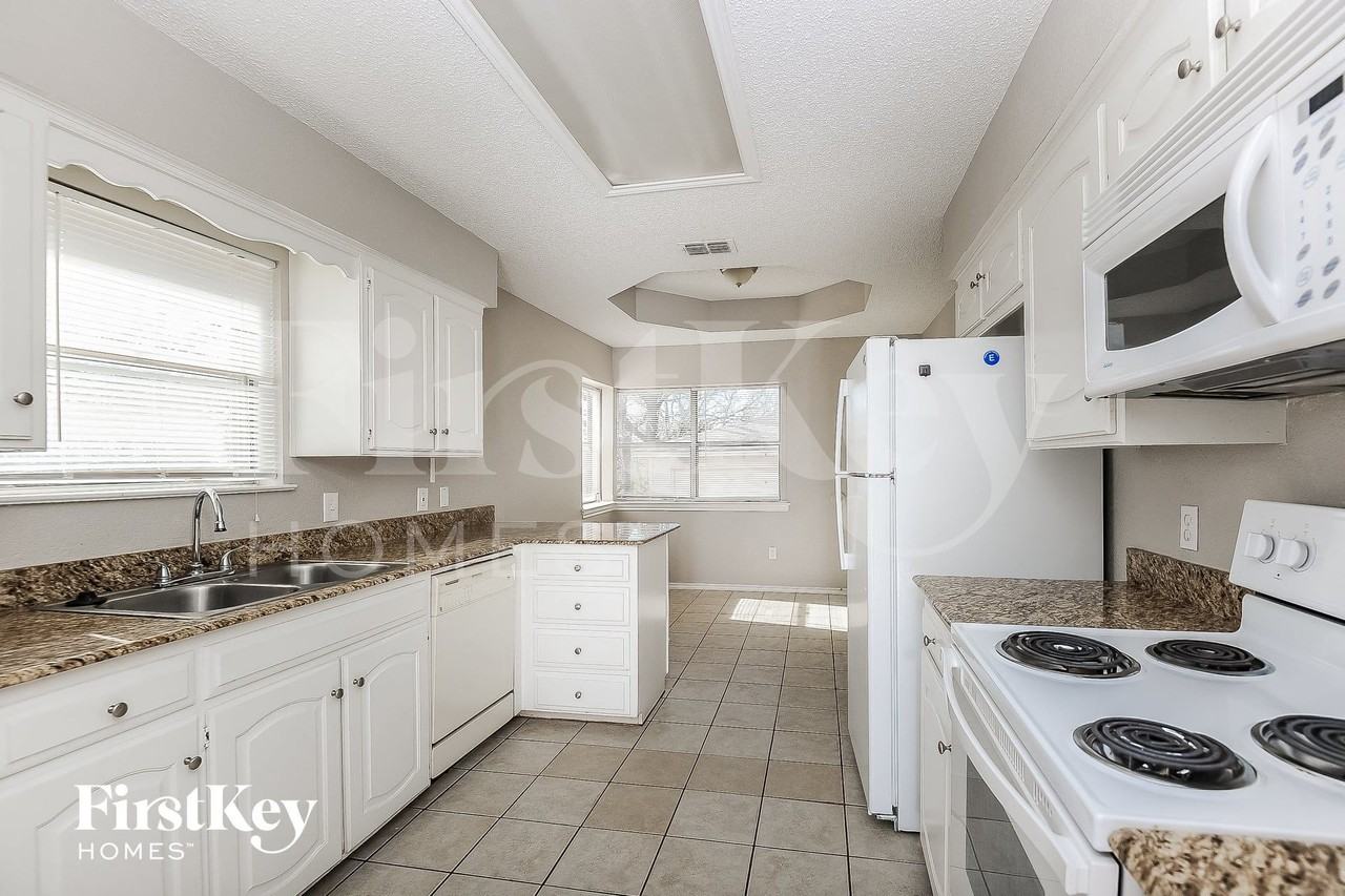 4108 April Dr - Photo 5 of 15