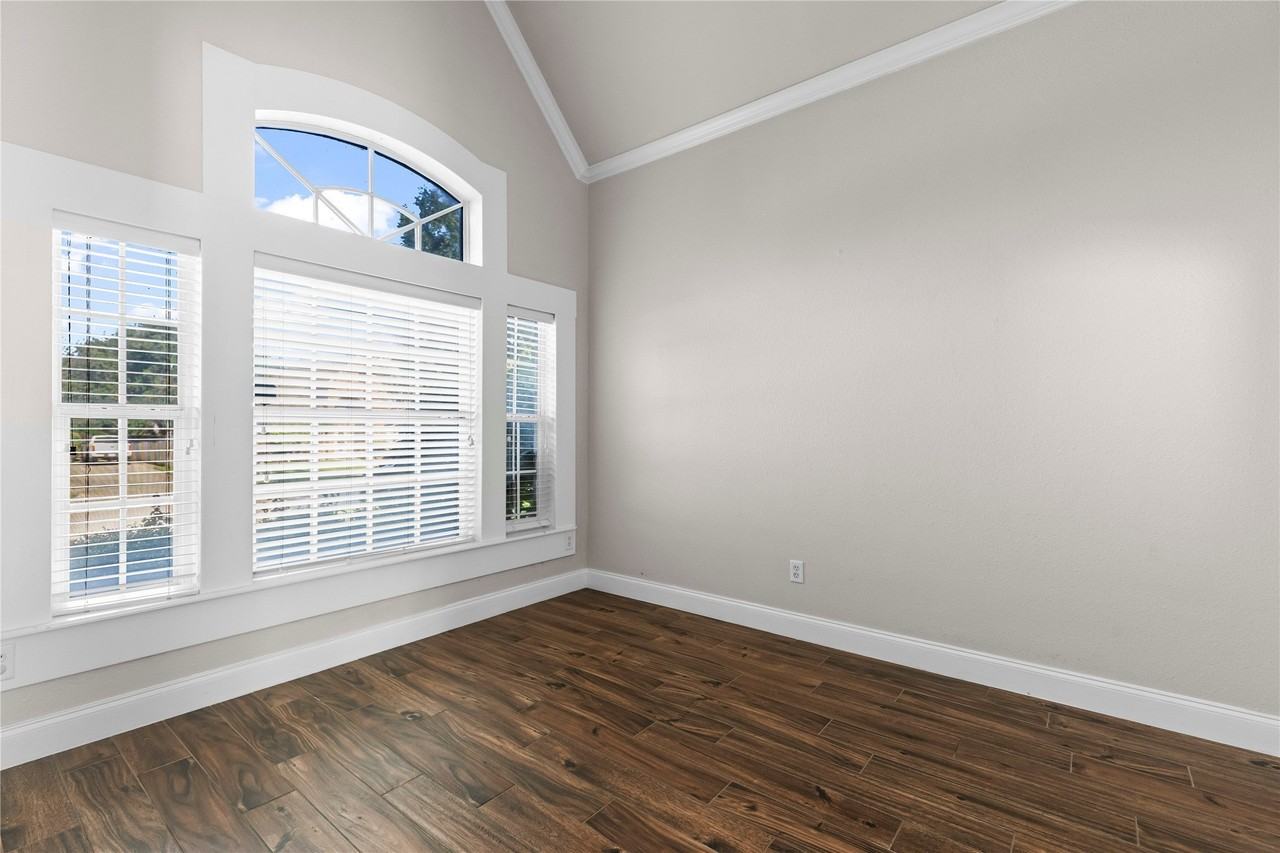 5517 Greenview Ct - Photo 3 of 40