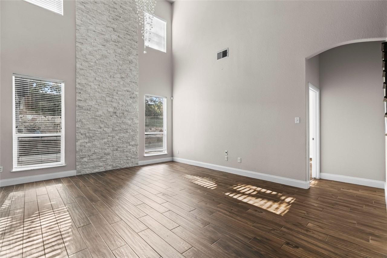 5517 Greenview Ct - Photo 5 of 40